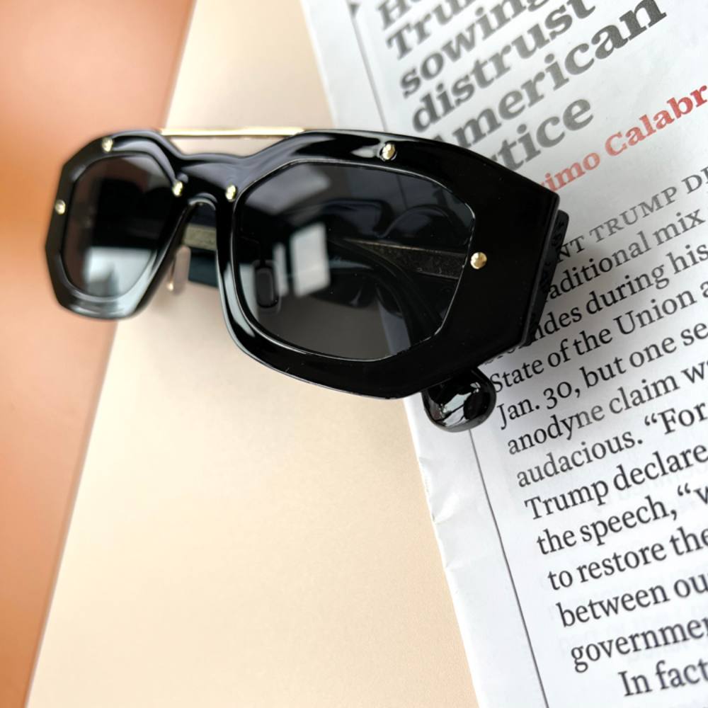 RETRO SQUARE FRAME SUNGLASSES WITH METAL EMBROIDERY